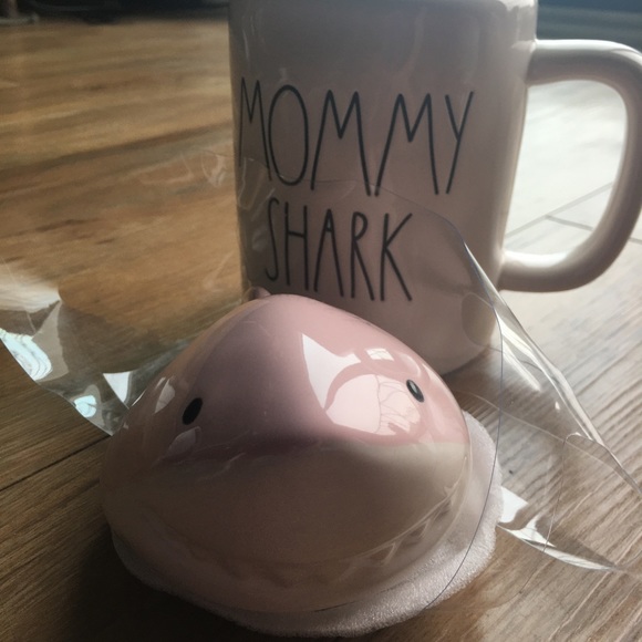 New Rae Dunn Baby Chick Mommy Shark Mug w/ Lid Set - Picture 10 of 11